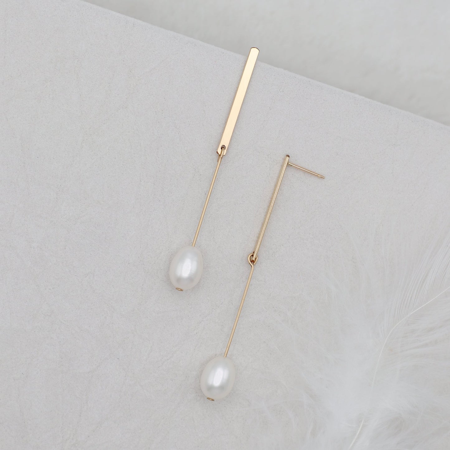 PENDULUM PEARL EARRINGS - GOLD