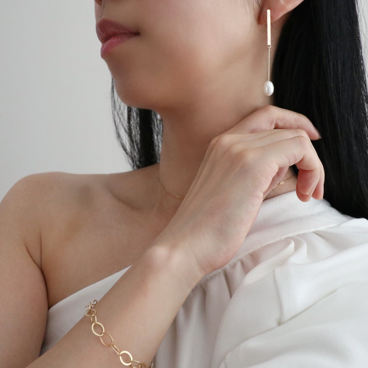 PENDULUM PEARL EARRINGS - GOLD