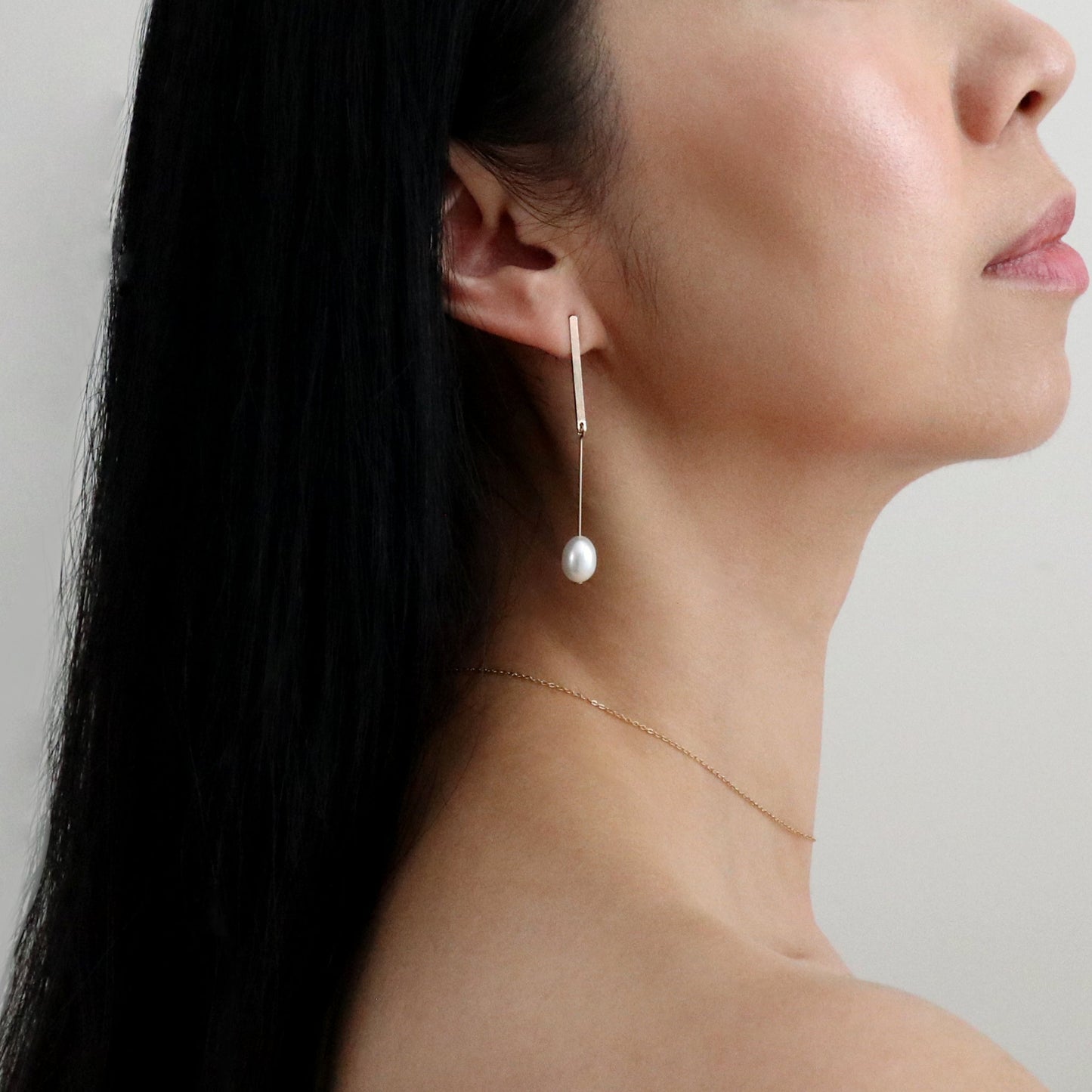PENDULUM PEARL EARRINGS - GOLD