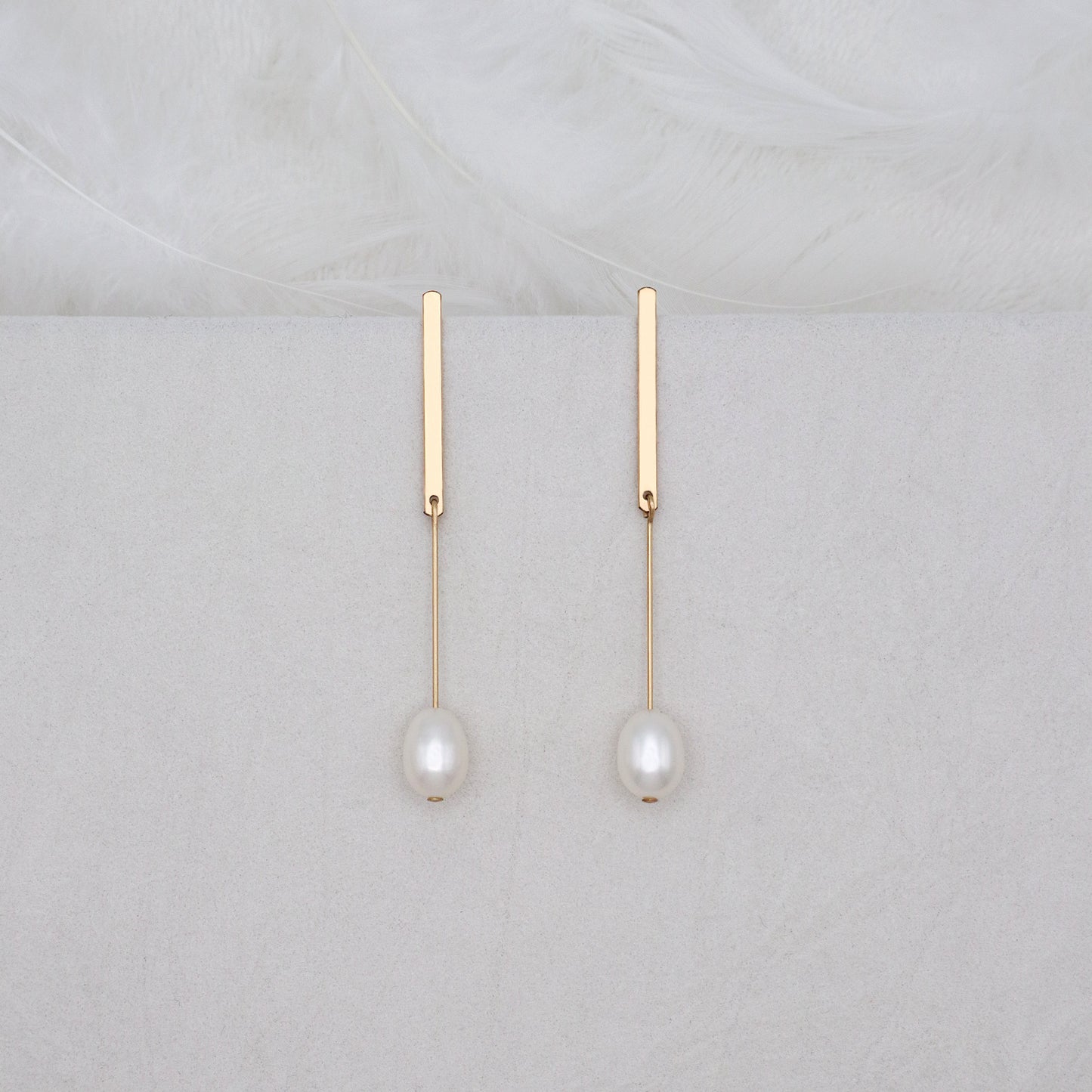 PENDULUM PEARL EARRINGS - GOLD